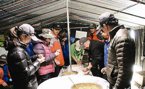 登山队会师珠峰 吃饺子迎五一