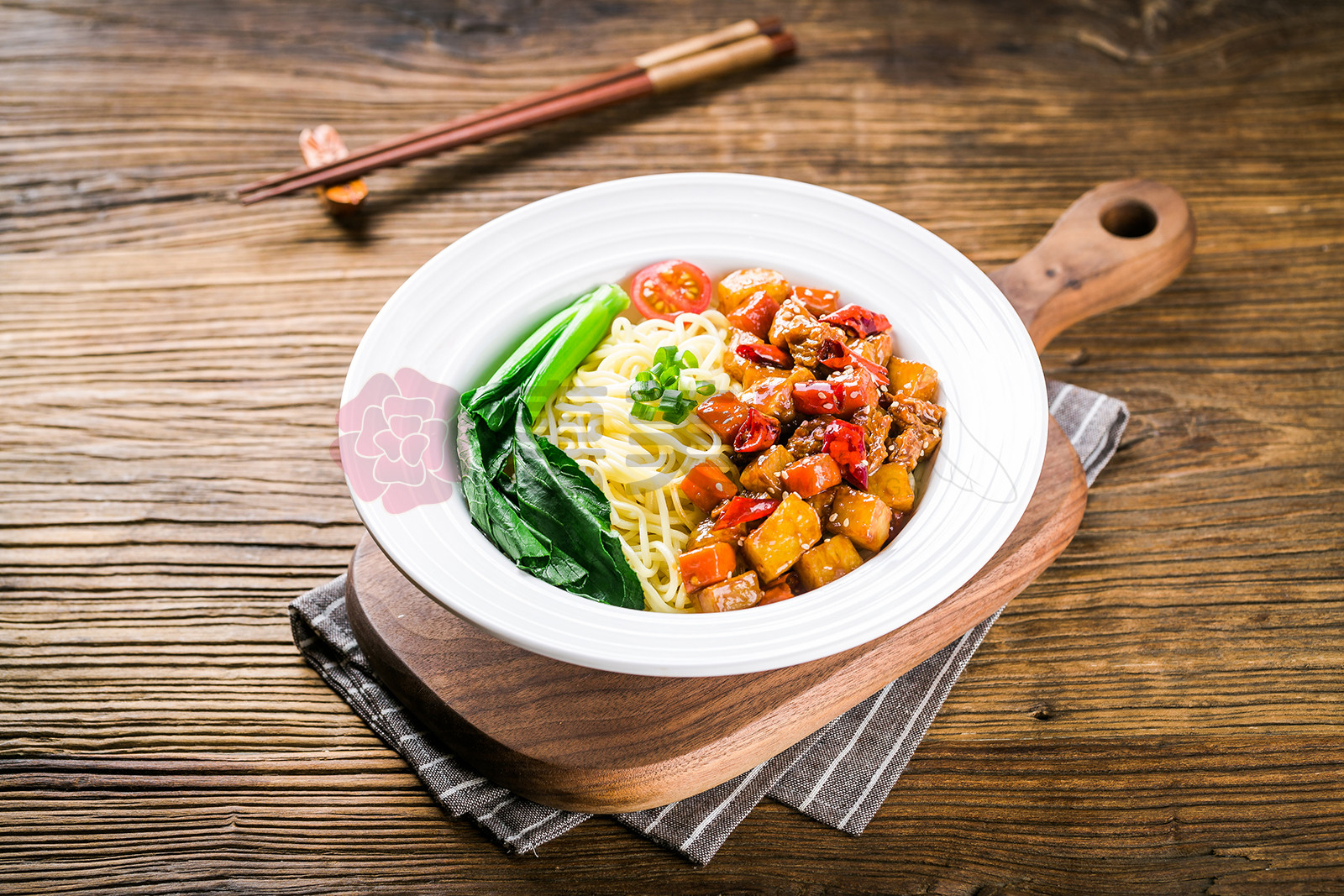 香辣鸡丁凉拌面